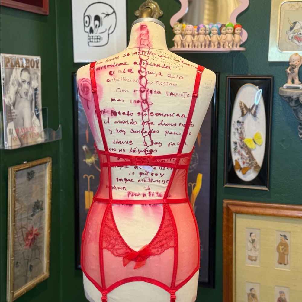 Elegant Red Lace corset with garter - Picture 5 of 7